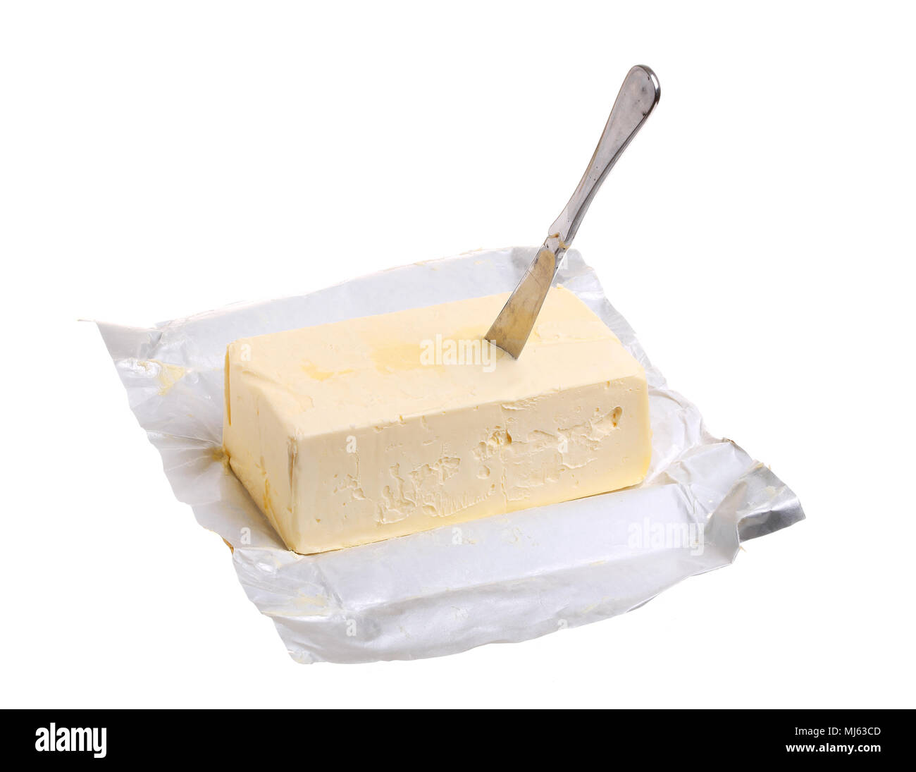 Un paquet de margarine qui est ouvert sur un fond blanc avec un couteau à beurre. Banque D'Images