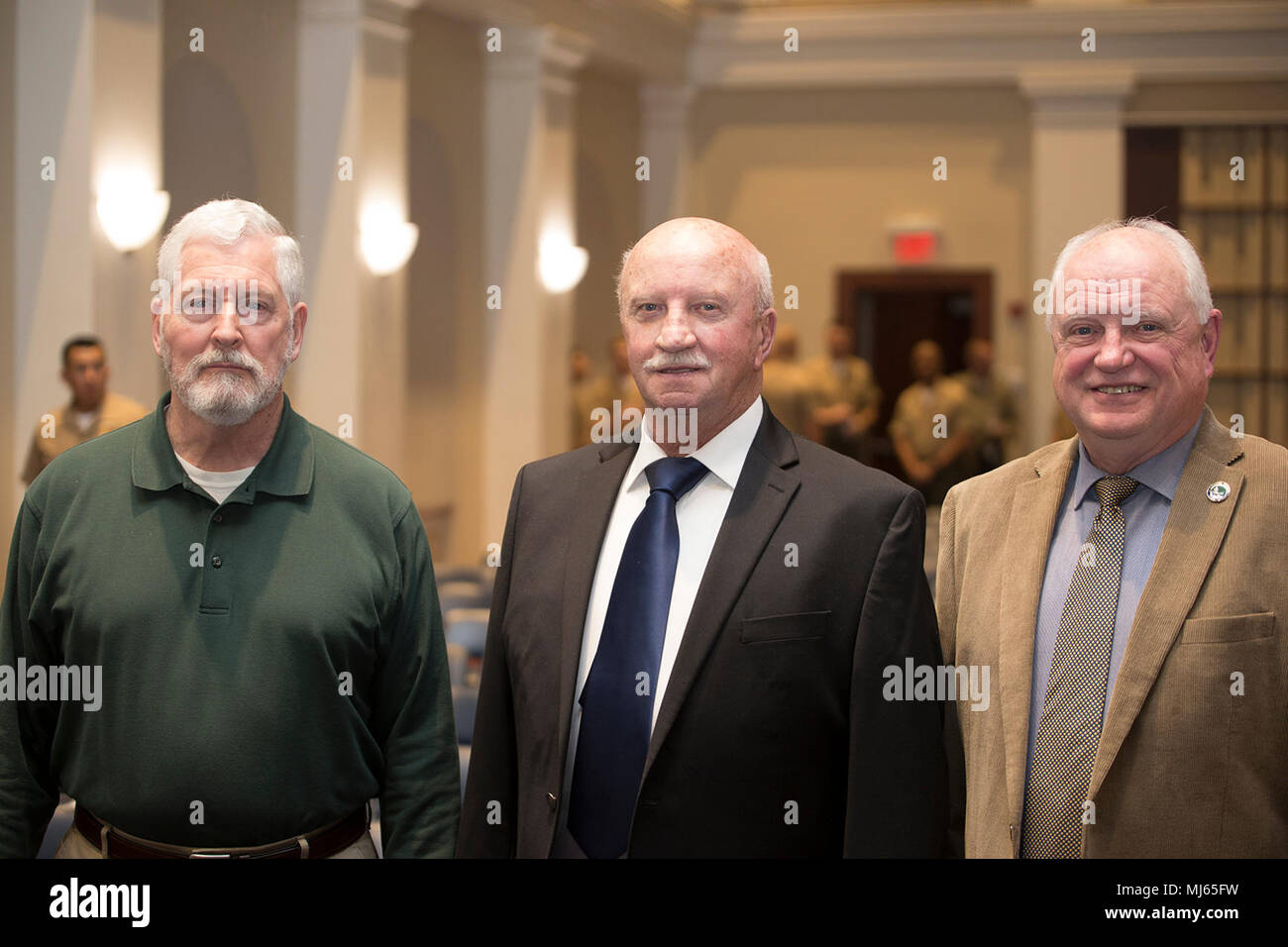 La couleur 4e sergent de la Marine Corps, Bob Frères, droite, le sergent de la 5ème couleur Marine Corps, Michael Kane, à gauche, et un ancien United States Marine Corps garde couleur Marine, Thomas la flatterie, posent pour une photo à la suite de la couleur Le sergent de l'allégement du Corps des Marines et de nomination cérémonie à la caserne Marine Washington D.C., 6 avril 2018. L'ex-garde des Couleurs Marines ont assisté à la cérémonie d'être témoin de l'adoption de fonctions et responsabilités d'un sergent de la couleur à l'autre. U.S. Marine Corps Image collection célébrant la bravoure dévouement engagement et le sacrifice de U.S Banque D'Images