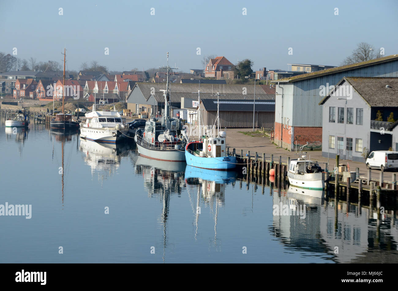 Sonderborg, Danemark - avril 19,d 2018 : différents types de bateaux dans la partie sud du port Banque D'Images