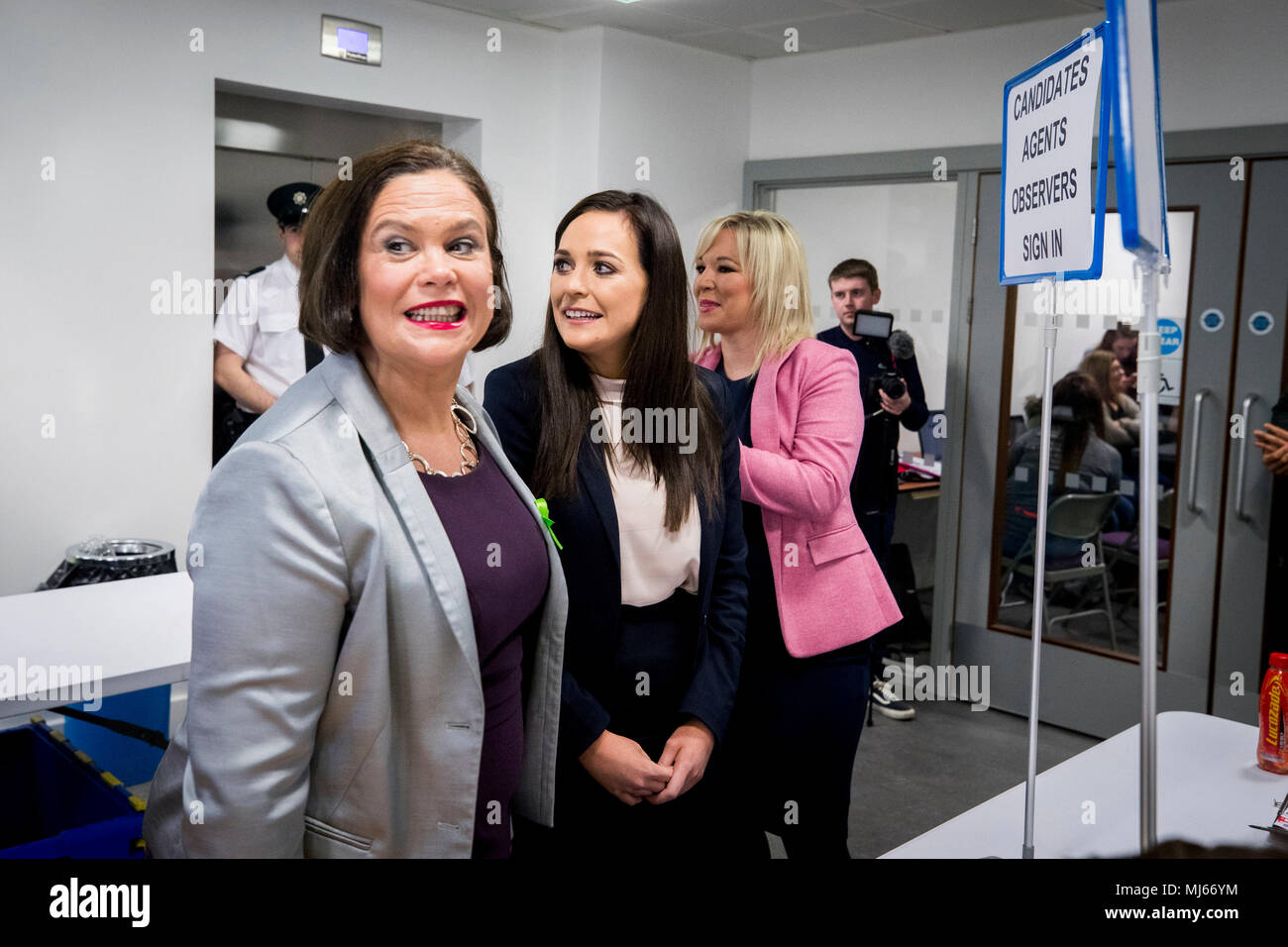 Le président du Sinn Fein Mary Lou McDonald (à gauche), le Sinn Fein candidat Orfhlaith Begley (centre), et le Sinn Fein Stormont chef Michelle O'Neill (droite) Photo de la complexe de loisirs d'Omagh où le dépouillement a lieu pour l'élection partielle de l'Ouest Britannique Tyrone. Voir l'histoire de l'élection WestTyrone PA LA POLITIQUE. Jeudi 3 mai 2018. Crédit photo doit se lire : Liam McBurney/PA Wire Banque D'Images