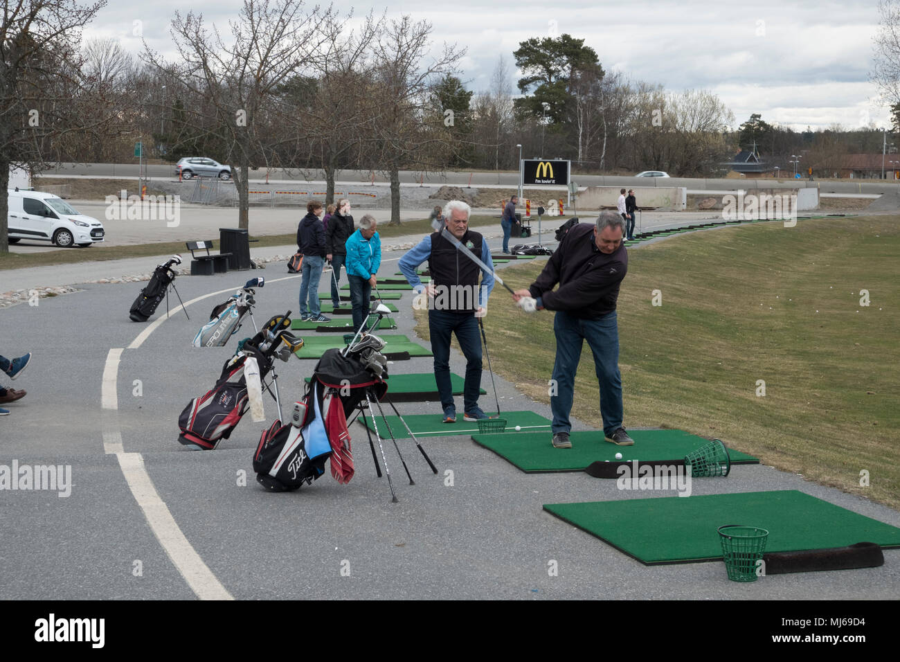 Les gens s'entraînent sur le terrain d'en face du terrain de golf, Kista, Suède. Banque D'Images