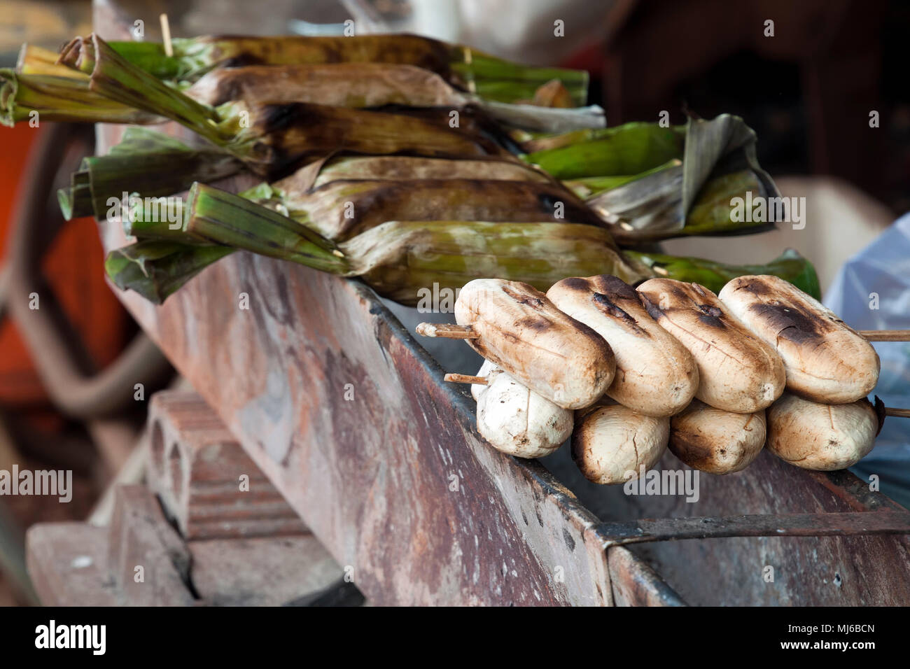 Ban Lung Cambodge, bloquer la vente de bananes grillées brochettes dans le marché local Banque D'Images