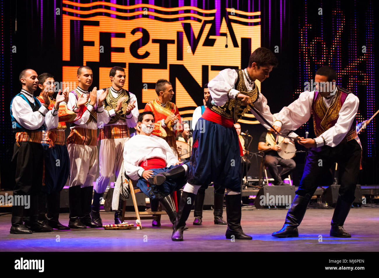 Groupe folklorique de l'Académie de l'art de Chypre du nord de Nicosie, Chypre, l'exécution au 25e Festival de Folklore CIOFF international Folkart, folklore sous-festival Festival de Carême, l'un des plus grands festivals en plein air en Europe. Folkart, Festival le Carême, Maribor, Slovénie, 2013. Banque D'Images