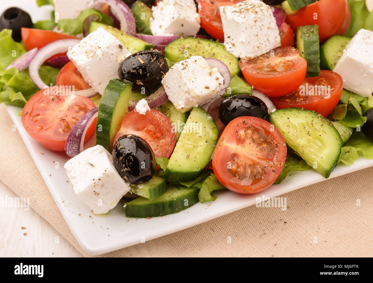 Close up de salade grecque frais traditionnels sur la plaque Banque D'Images