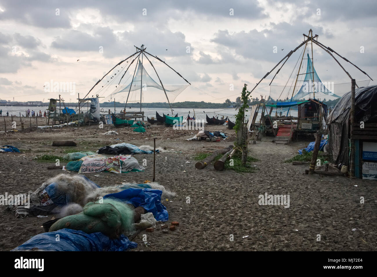 Kochi (Cochin), Kerala - Inde / 15 Avril 2018 : les filets de pêche sont vide sur une plage à Cochin (Kochi) à côté de filets de pêche chinois (Cheena vala) o Banque D'Images