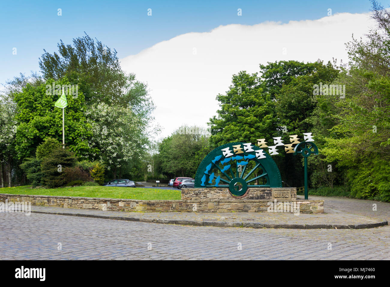 Waterwheel la sculpture de David Kemp à l'entrée de bavures Country Park, Bury, installé en 1996. La roue hydraulique a été commandé par Bury Conseil. Banque D'Images