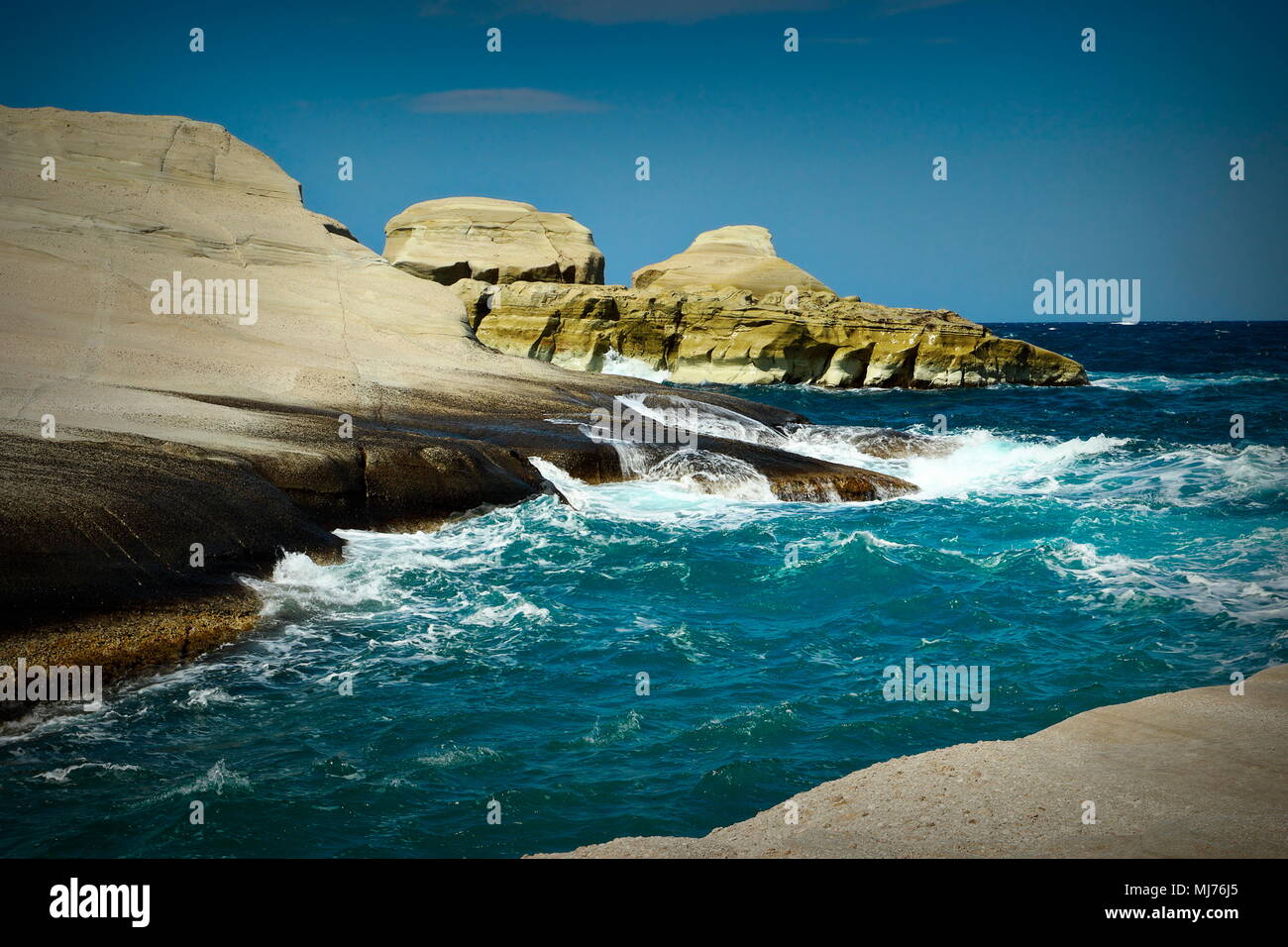 Plage de Sarakiniko dans île de Milos, Grèce ; image prise en avril par un jour de vent Banque D'Images