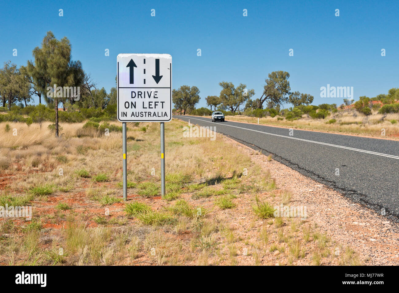 Conduire à gauche en Australie de signalisation routière. Pour rappeler aux touristes étrangers de quel côté de la route de Drive On, Banque D'Images