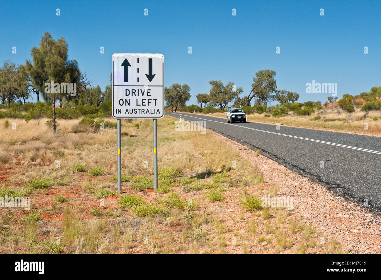 Conduire à gauche en Australie de signalisation routière. Pour rappeler aux touristes étrangers de quel côté de la route de Drive On, Banque D'Images