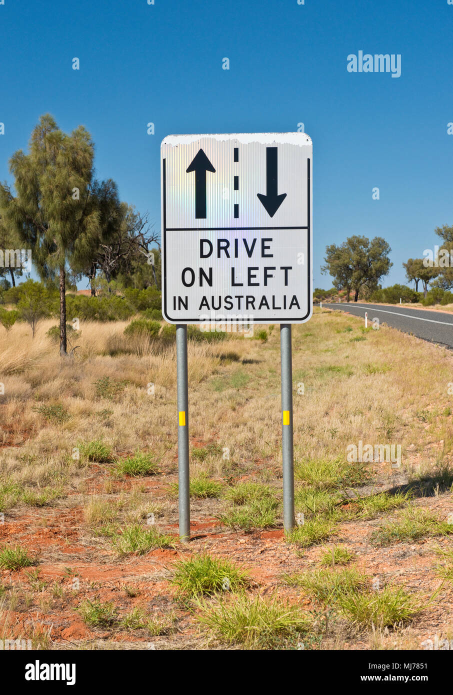 Conduire à gauche en Australie de signalisation routière. Pour rappeler aux touristes étrangers de quel côté de la route de Drive On, Banque D'Images