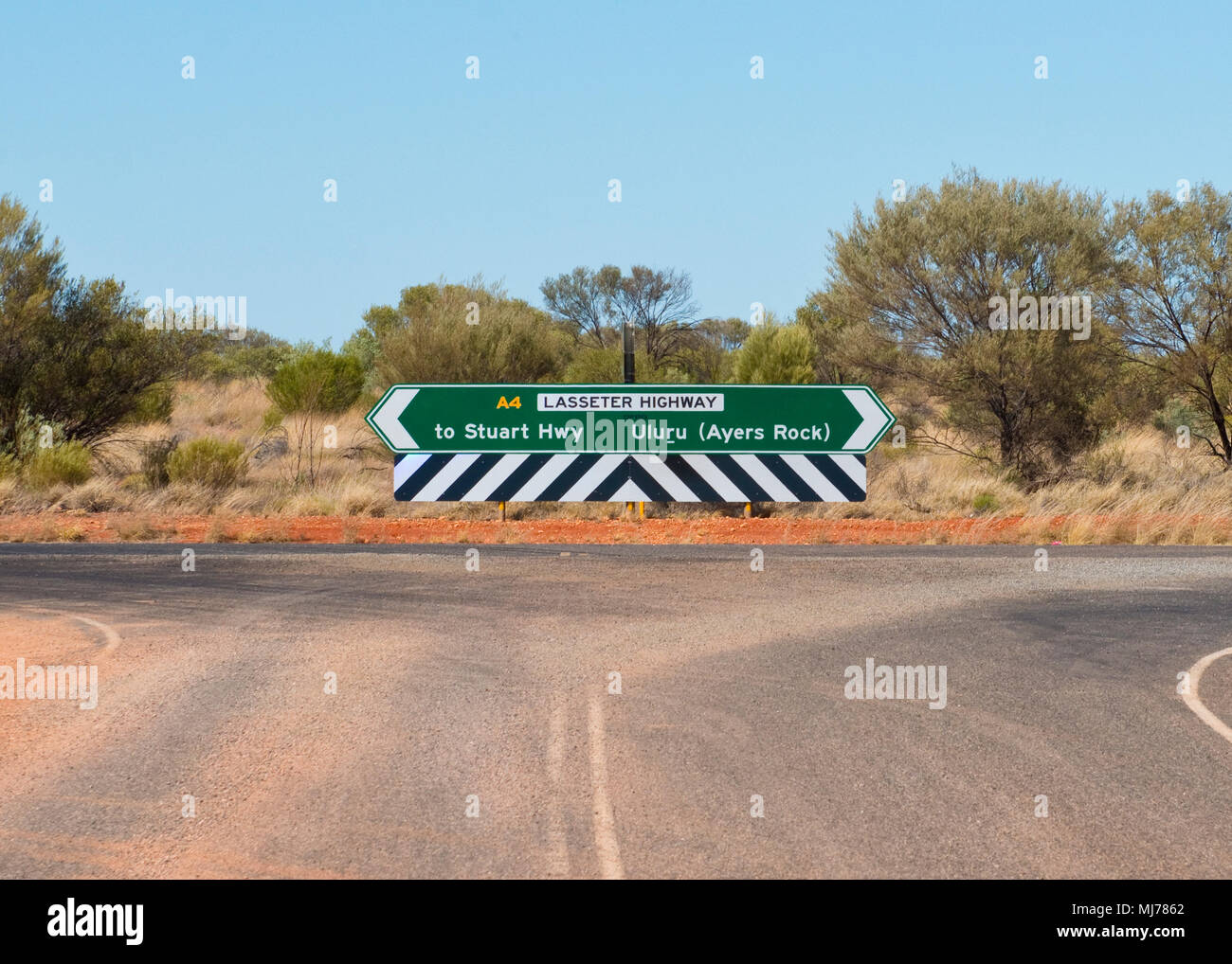Lasseter Highway road sign directions à Stuart Highway et Uluru (Ayers Rock) Banque D'Images