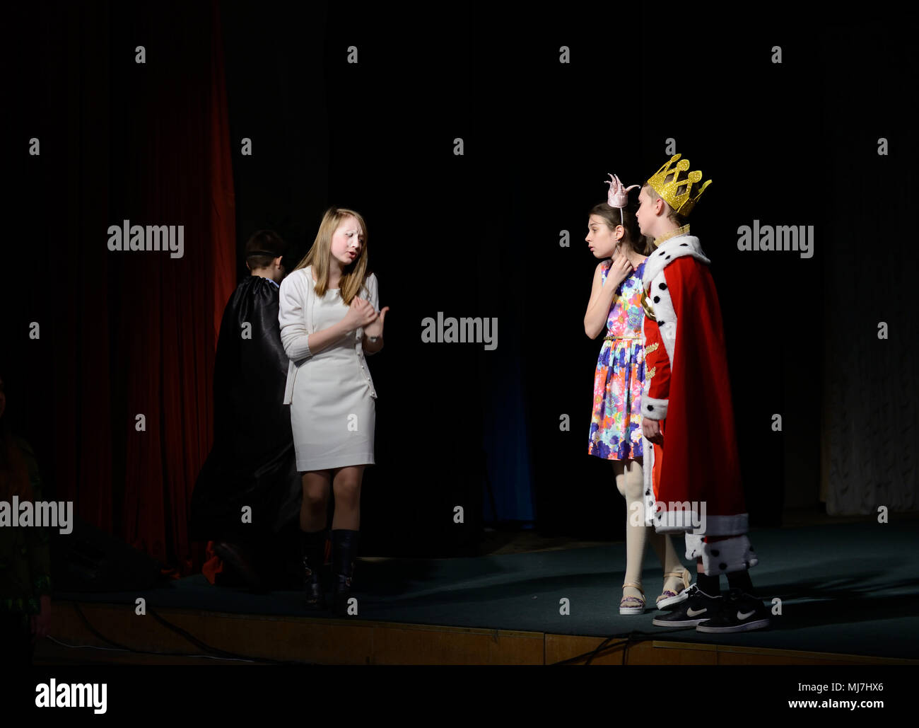 Les adolescents Les adolescents à participer au concours de jeunes talents, la mise en scène basée sur le conte d'Andersen "La reine des neiges" Saint-Pétersbourg, Russie Banque D'Images