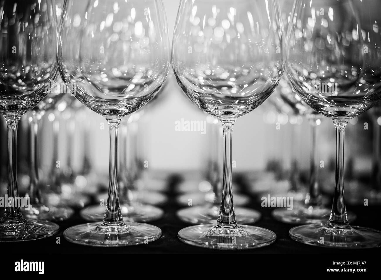 Verres à vin Banque d'images noir et blanc - Alamy