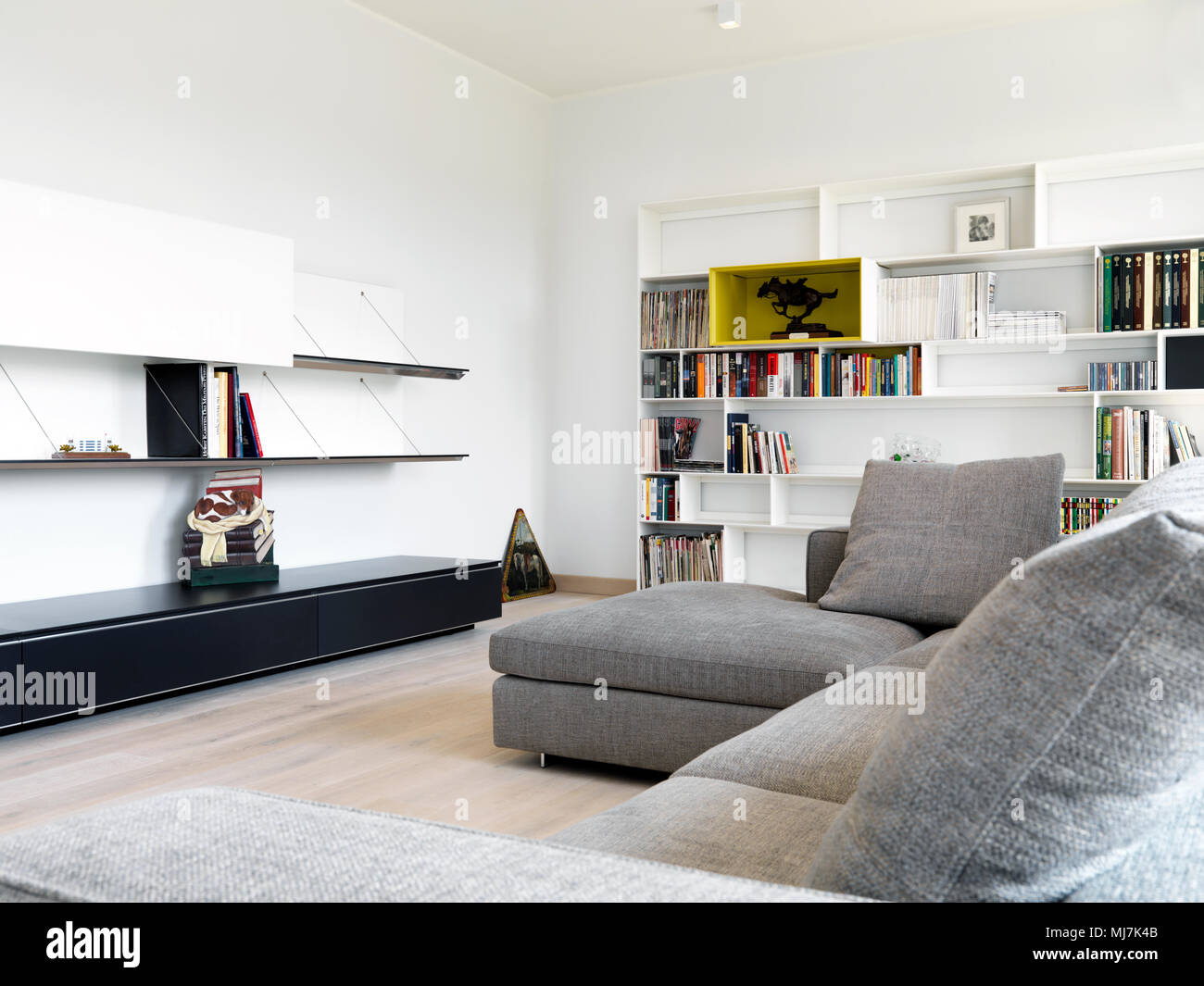 Interiors plans d'un salon moderne avec canapé tissu gris et plancher en bois Banque D'Images