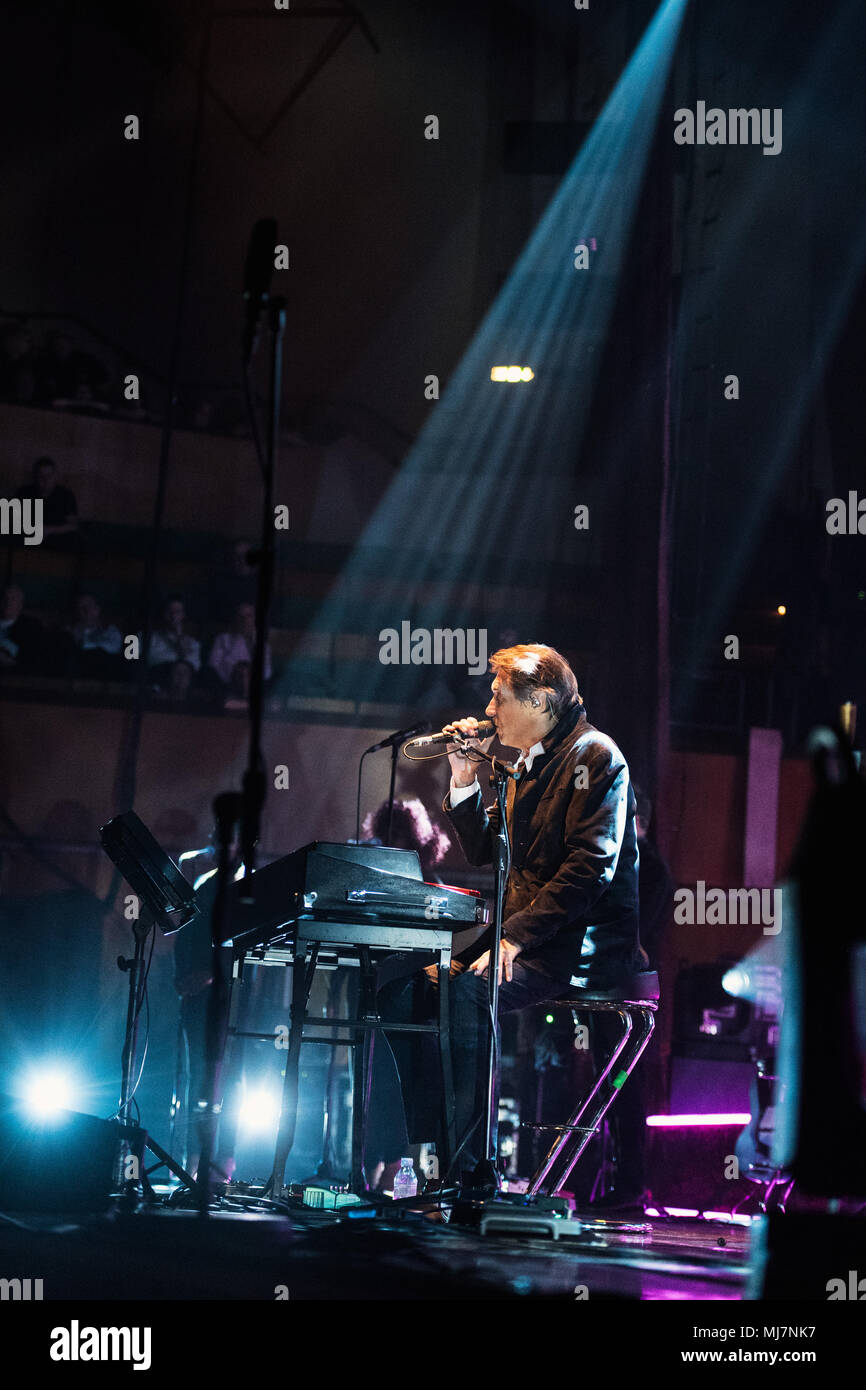 Bryan Ferry effectuant au St David's Hall de Cardiff, - 9 Avril 2018 Banque D'Images