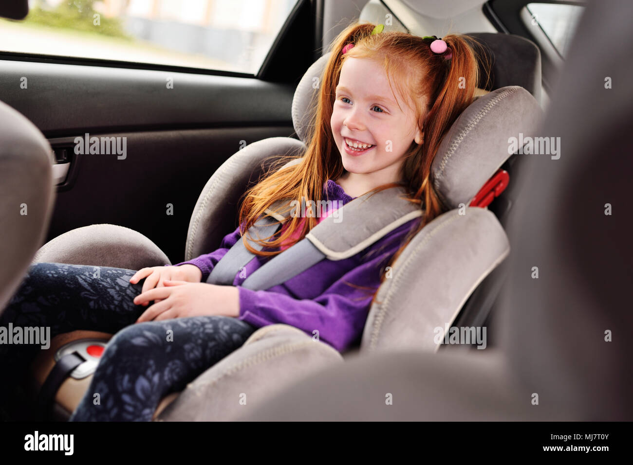 Petit Bebe Fille Rousse Sourit Alors Qu Il Etait Assis Dans Un Siege D Auto Pour Enfant Photo Stock Alamy Petit Bebe Fille Rousse Sourit Alors Qu Il Etait Assis Dans Un Siege D Auto Pour Enfant Photo Stock Alamy