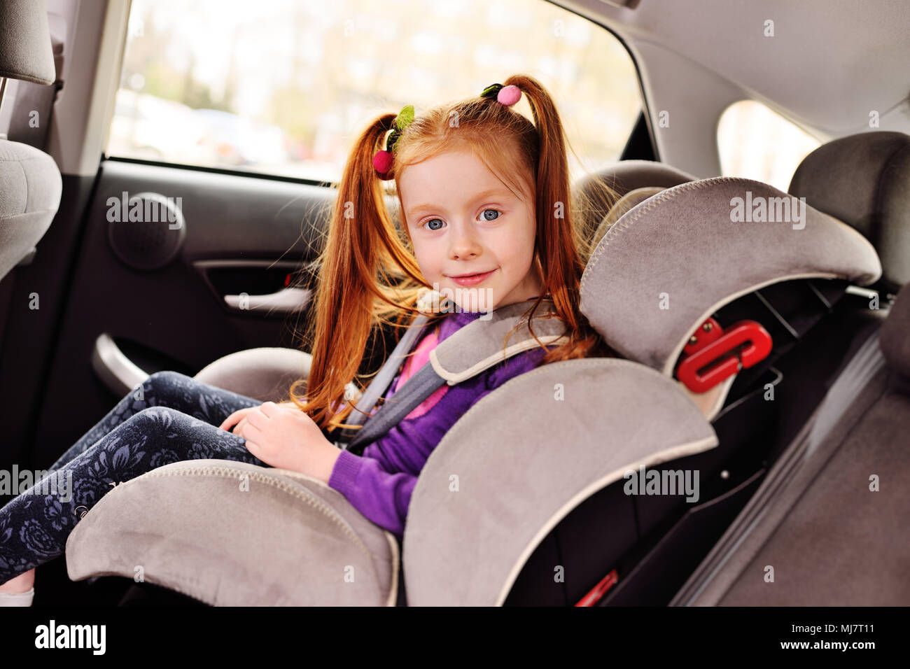 Petit Bebe Fille Rousse Sourit Alors Qu Il Etait Assis Dans Un Siege D Auto Pour Enfant Photo Stock Alamy Petit Bebe Fille Rousse Sourit Alors Qu Il Etait Assis Dans Un Siege D Auto Pour Enfant Photo Stock Alamy