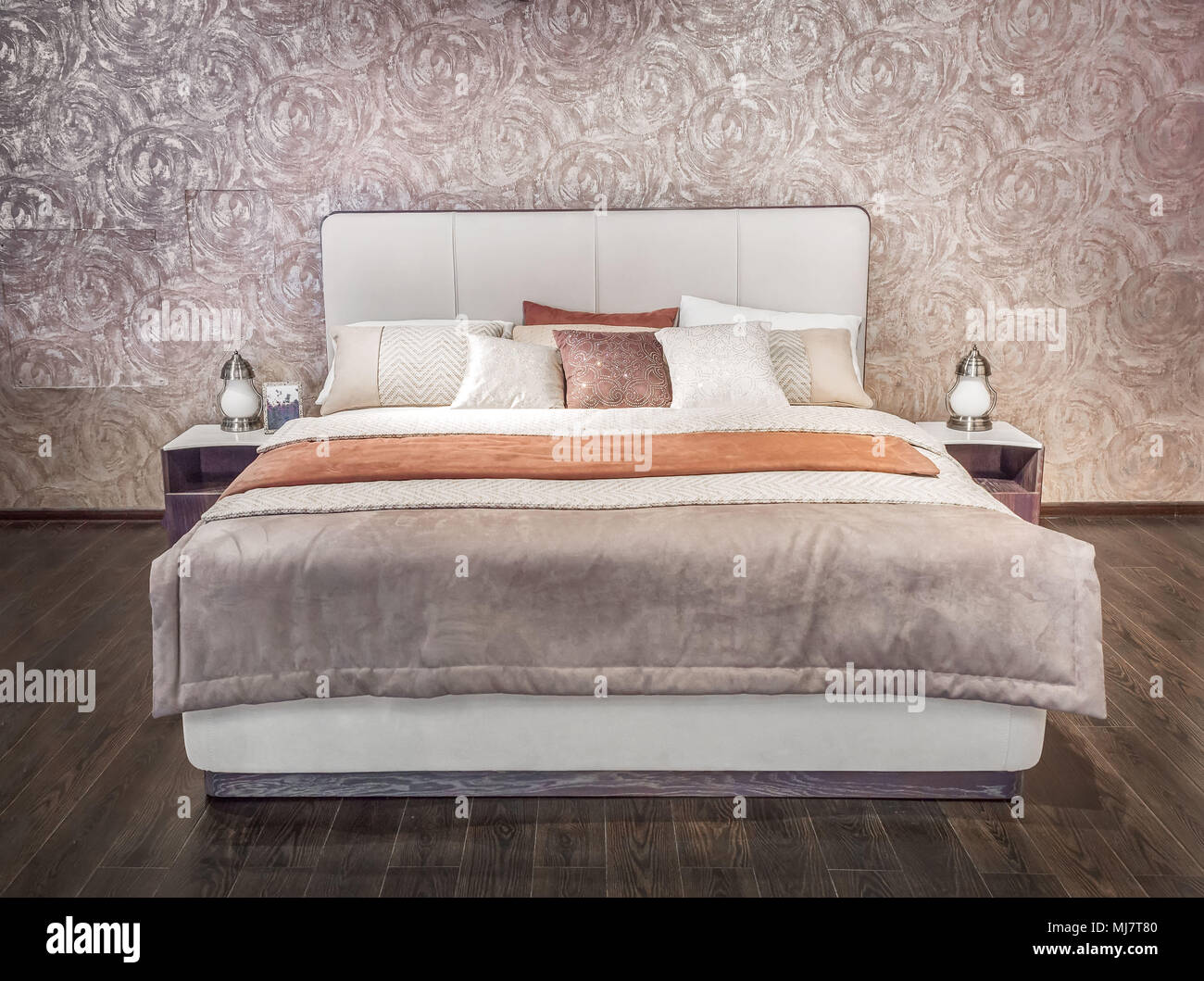 Beige Gris De Luxe Lit Moderne Avec Des Meubles Lit Avec Tete De Lit En Cuir Brocade Fabric Doux Lit Des Meubles Classiques Et Modernes En Hom Photo Stock Alamy