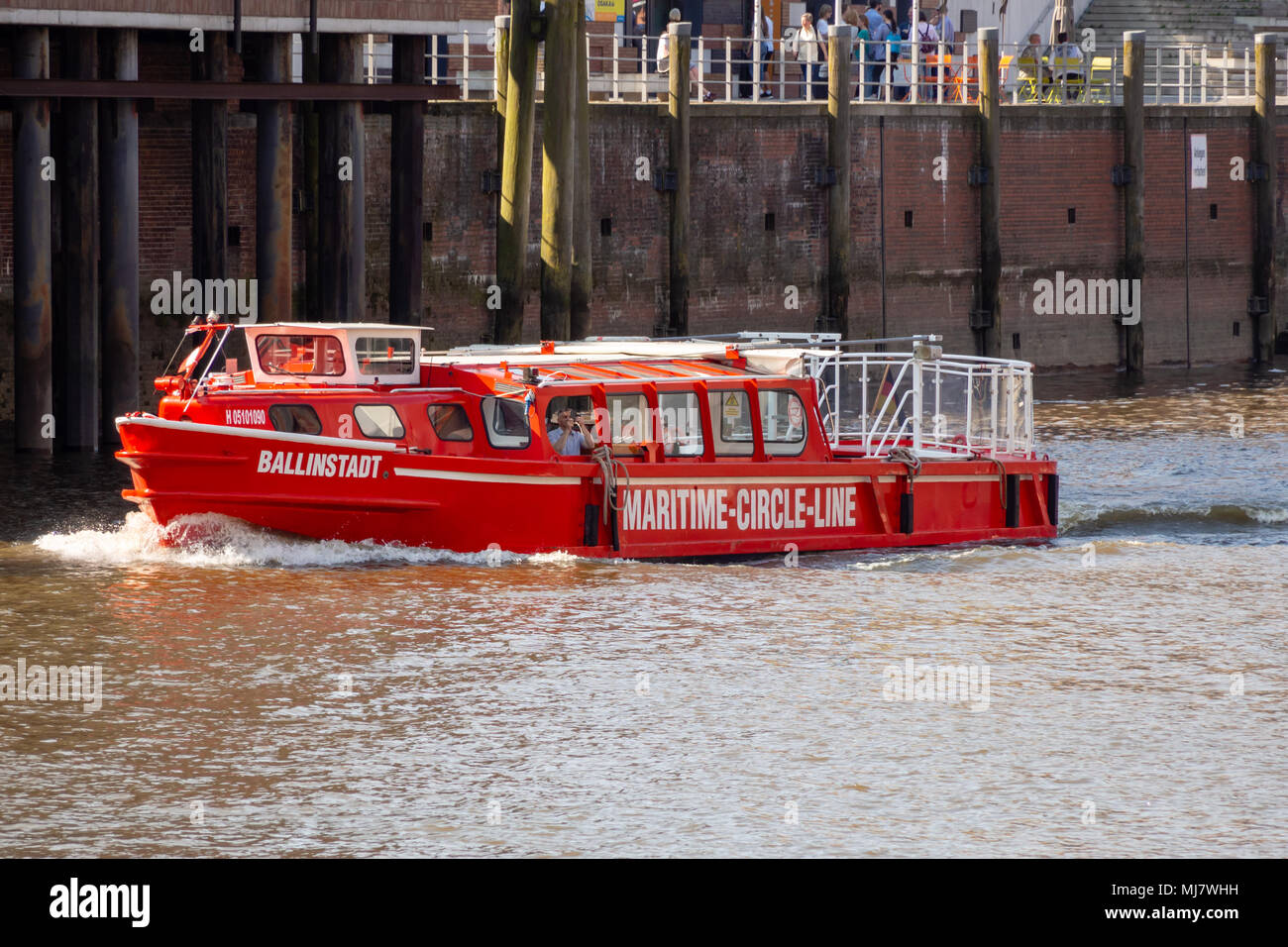Hambourg, Allemagne - 18 Avril 2018 : La ligne circle maritime navette gratuite relie Hafencity avec Ballin Stadt pour des visites guidées. Banque D'Images