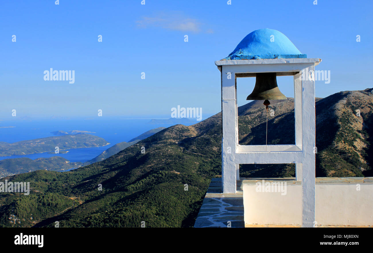 Cloche de l'église blanche donnant sur Nidri sur l'île grecque de Lefkada, Grèce. Banque D'Images