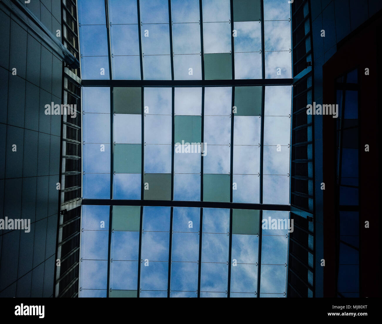 Ciel bleu et nuages grâce à toit en verre de Saint Stephens shopping mall à Kingston Upon Hull, East Riding of Yorkshire Banque D'Images