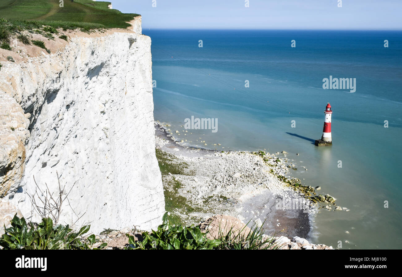 Le phare et les falaises de Beachy Head Banque D'Images
