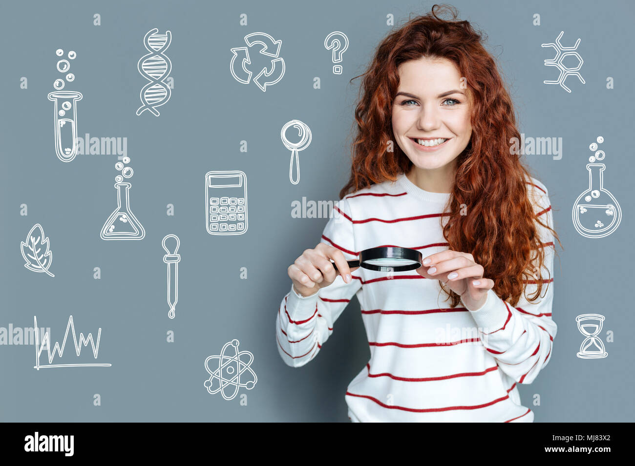 Sentiment positif de la part des élèves tout en assistant à des cours de chimie excité Banque D'Images