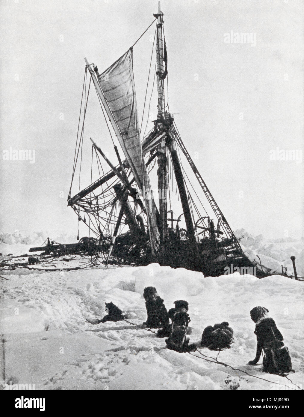 Le navire Endurance broyé par les glaces dans la mer de Weddell au cours de Shackleton's Antarctic Expedition, 1914 - 1916. Sir Ernest Henry Shackleton, 1874 - 1922. L'explorateur polaire français. De la explorateurs polaires, publié en 1943. Banque D'Images