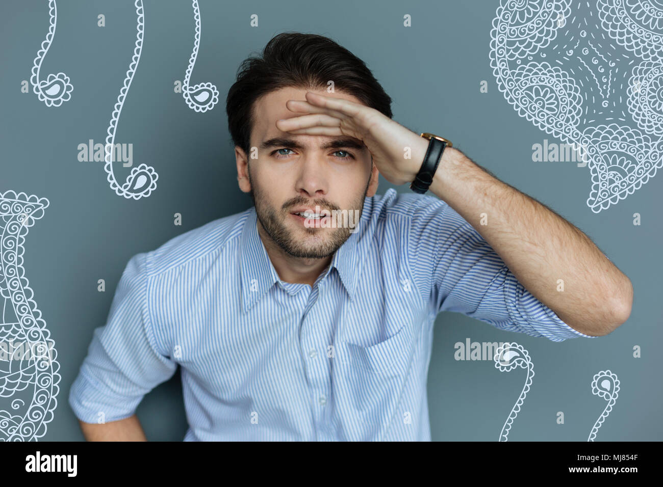 Bon à l'homme d'être en processus de recherche avec une main sur son front Banque D'Images