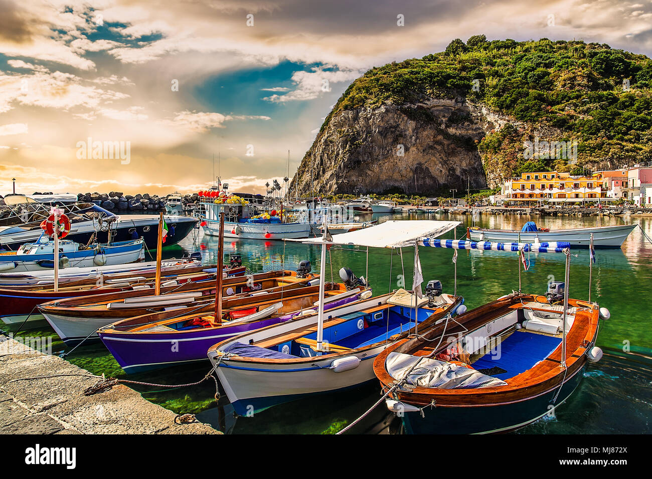 Bateaux amarrés au port de plaisance en vertu de promontoire de l'île d'Ischia, Naples en Italie Banque D'Images