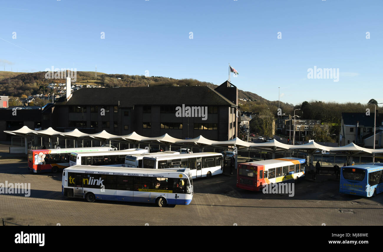 Un Townlink bus navette au départ de la gare routière de Pontypridd dans le centre-ville Banque D'Images