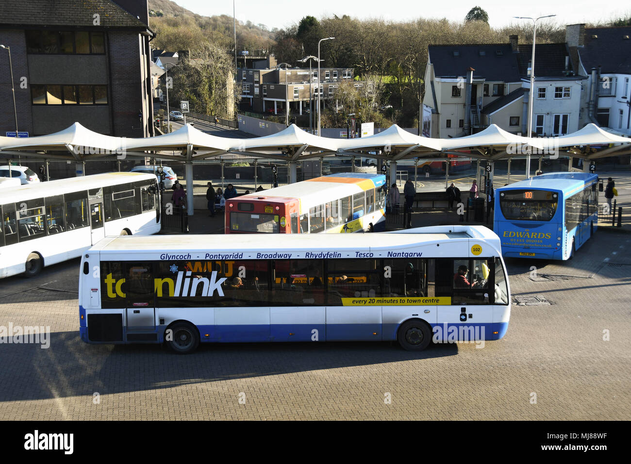 Un Townlink bus navette au départ de la gare routière de Pontypridd qui se trouve dans le centre-ville Banque D'Images