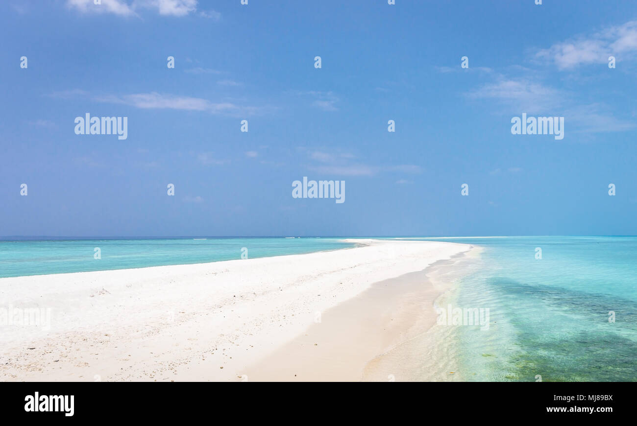 Une dune de sable et turquoise de l'océan Indien en Maldives Banque D'Images