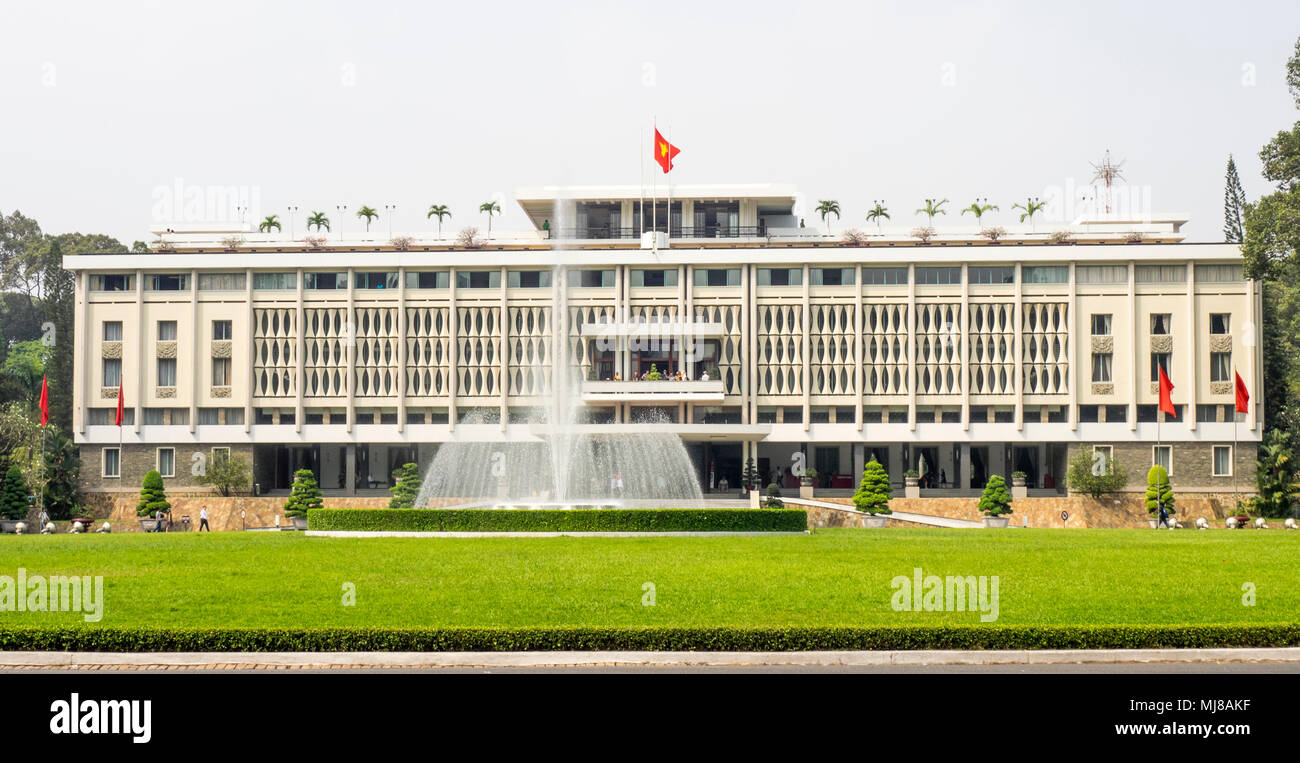 Pelouse et fontaine en face du Palais de l'indépendance, Ho Chi Minh City, Vietnam. Banque D'Images