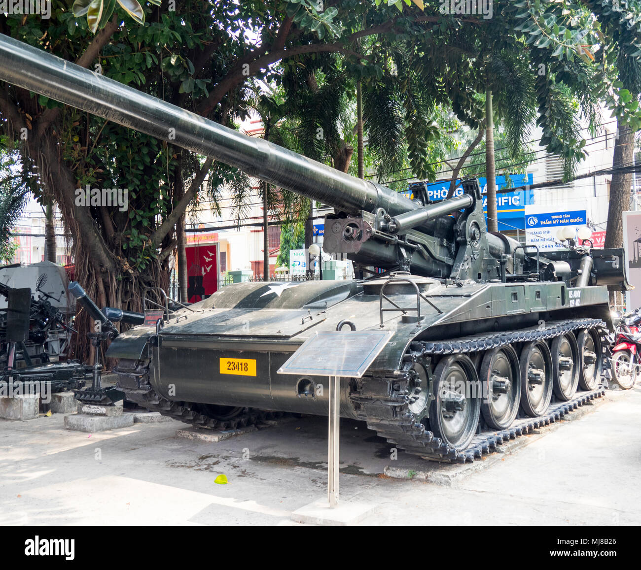 US Army M107 175mm canon automoteur de la guerre du Vietnam à l'affiche au Musée des débris de guerre, Ho Chi Minh City, Vietnam. Banque D'Images