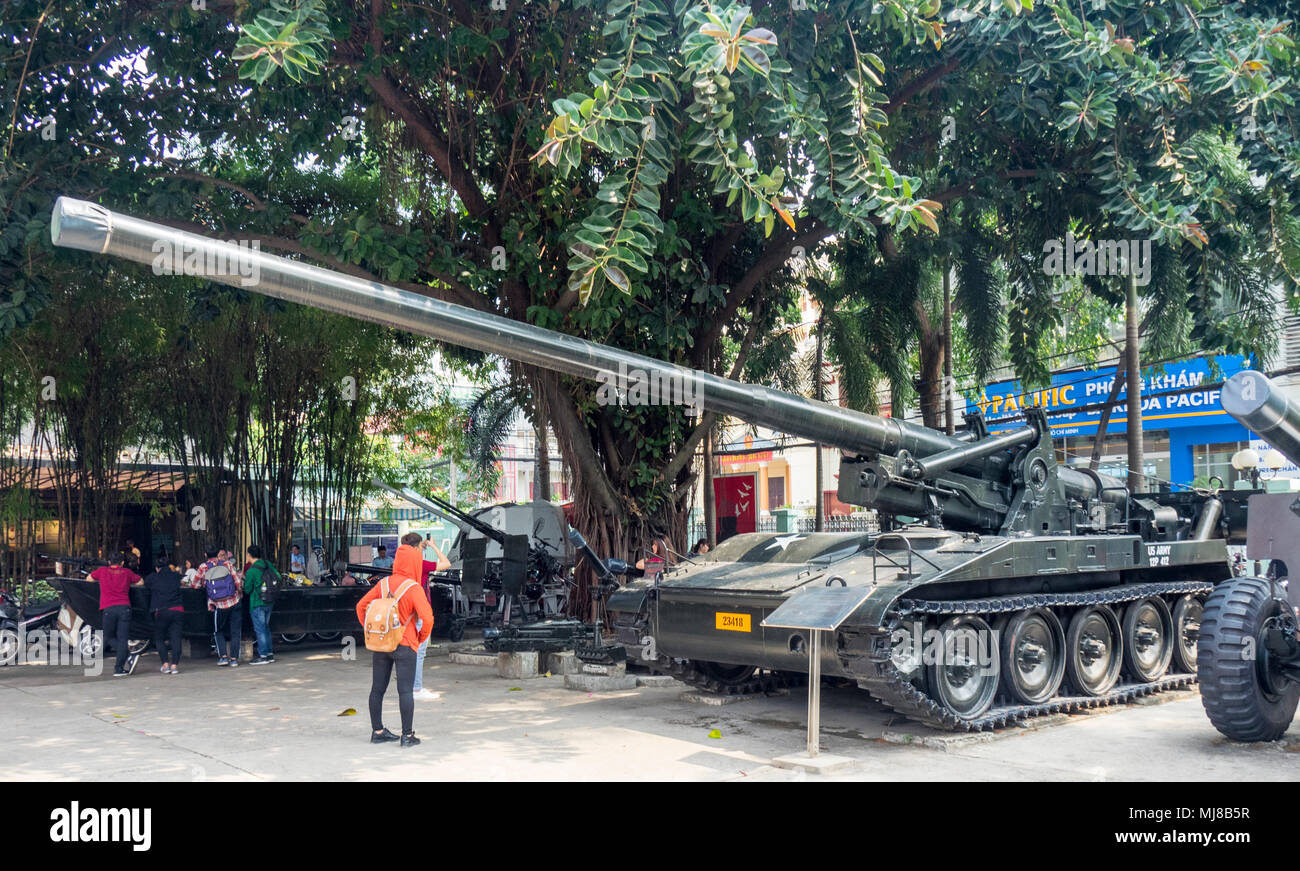 US Army M107 175mm canon automoteur de la guerre du Vietnam à l'affiche au Musée des débris de guerre, Ho Chi Minh City, Vietnam. Banque D'Images
