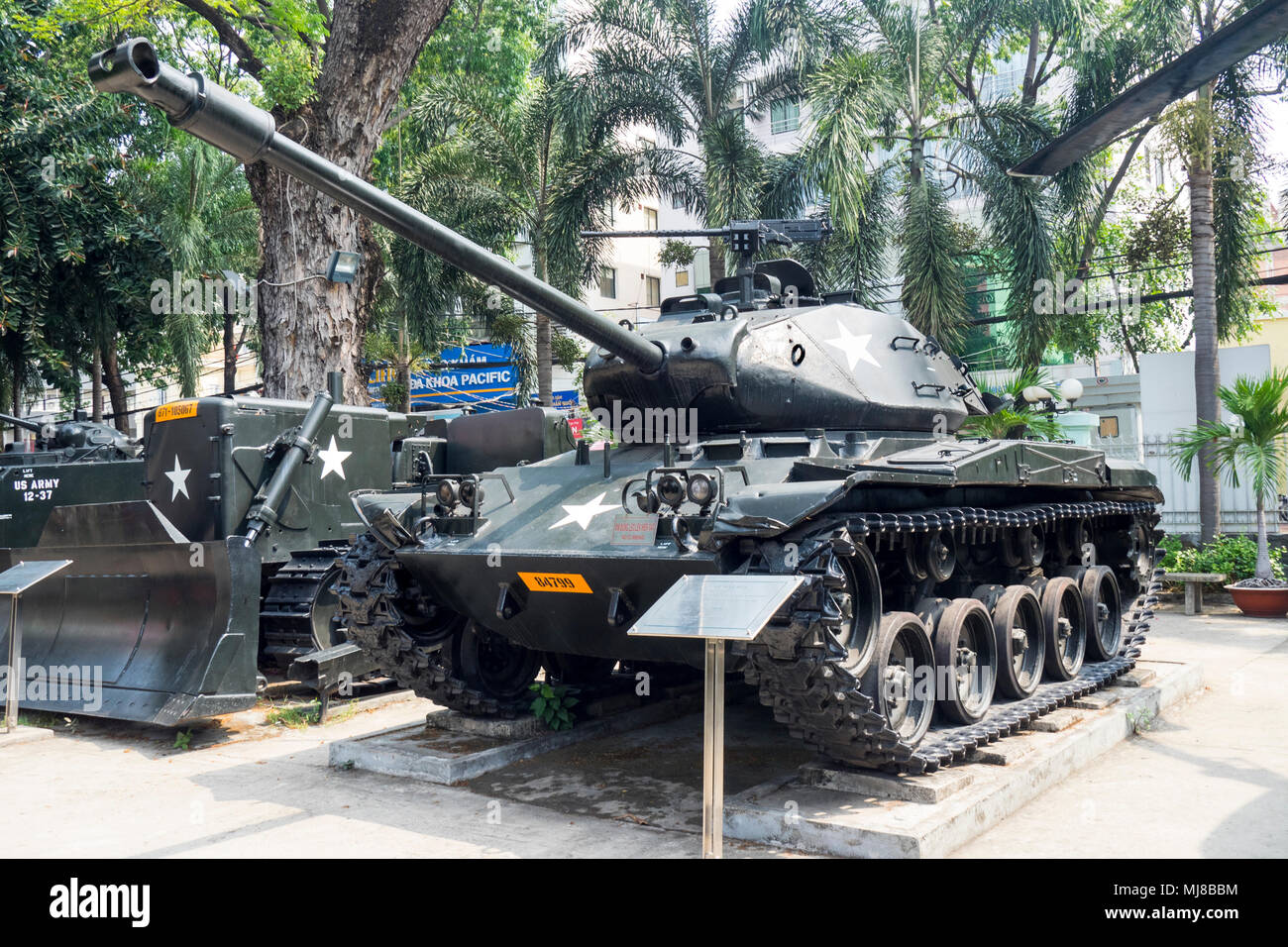 US Army M41 Walker Bulldog tank et militaires D.7 E bulldozer de la guerre du Vietnam à l'affiche au Musée des débris de guerre, Ho Chi Minh City, Vietnam. Banque D'Images