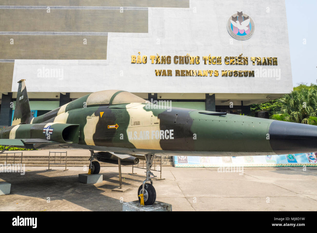 US Air Force Northrop F-5un avion de combat de la guerre du Vietnam à l'affiche au Musée des débris de guerre, Ho Chi Minh City, Vietnam. Banque D'Images