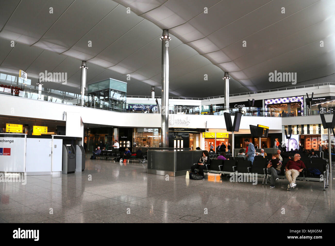 Angleterre Heathrow Airport Terminal 2 passagers en attente pour les