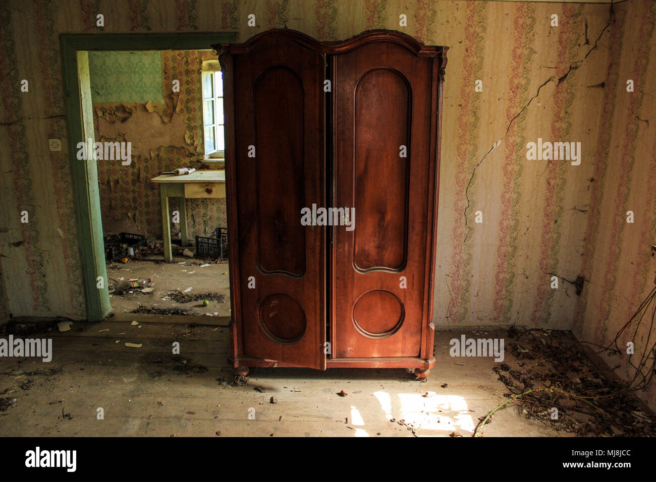 Ancienne armoire en bois dans une chambre abandonnée Banque D'Images Ancienne armoire en bois dans une chambre abandonnée Banque D'Images