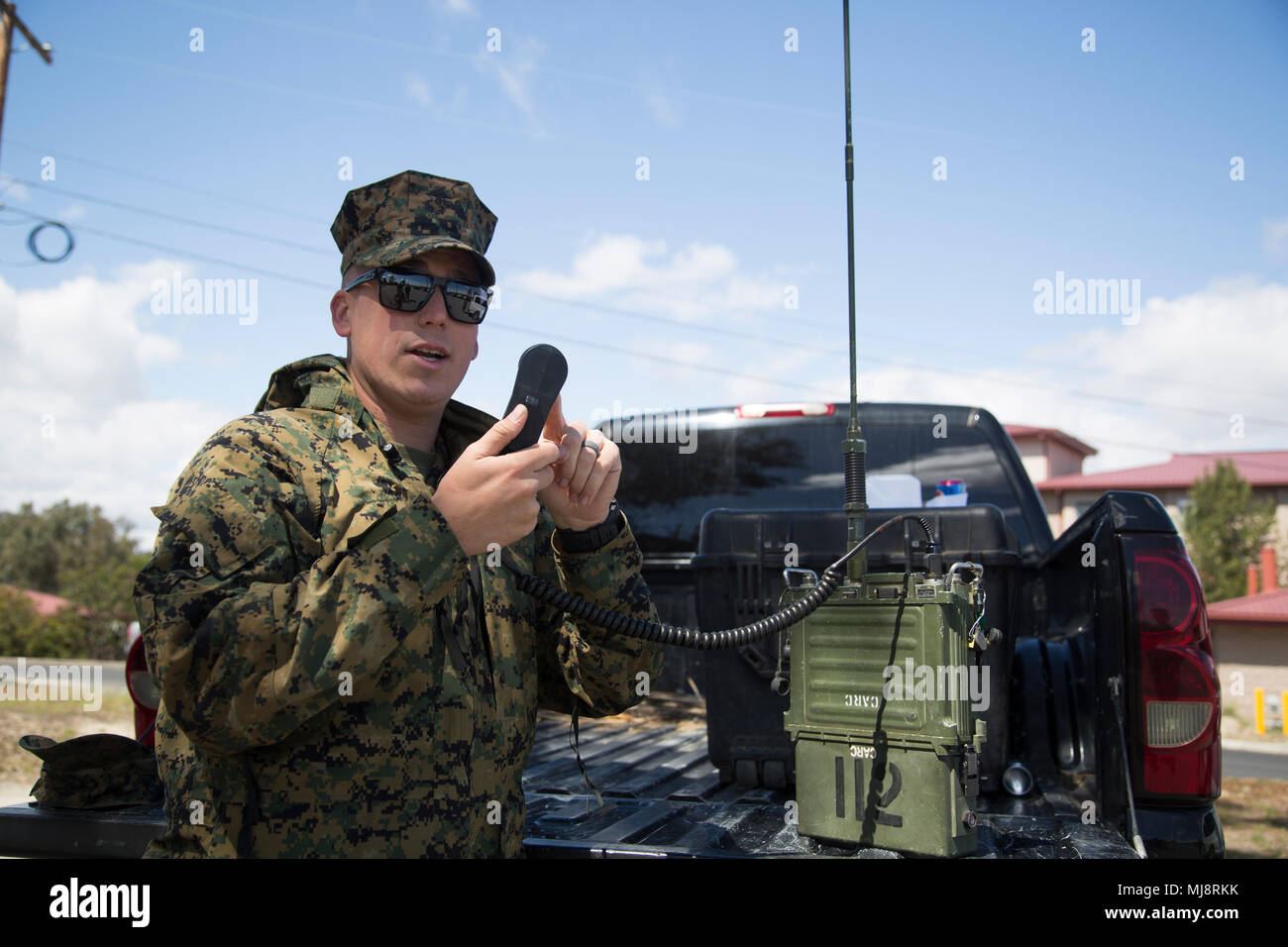 Le sergent du Corps des Marines des États-Unis. La Jordanie, Bendel, 23 de Folsom, Californie, l'opérateur radio avec 9e Bataillon des communications, porte sur l'utilisation d'une radio pour les étudiants inscrits à l'examen de compétences en combat (CEST) sur le Camp Pendleton, en Californie, le 19 avril 2018. En tant que formateur pour le CEST c'est le devoir d'assurer Bendel marines connaissent les procédures de base d'exploitation de radios dans des situations de combat. (U.S. Marine Corps photo par Lance Cpl. Lukas Kalinauskas.) Banque D'Images