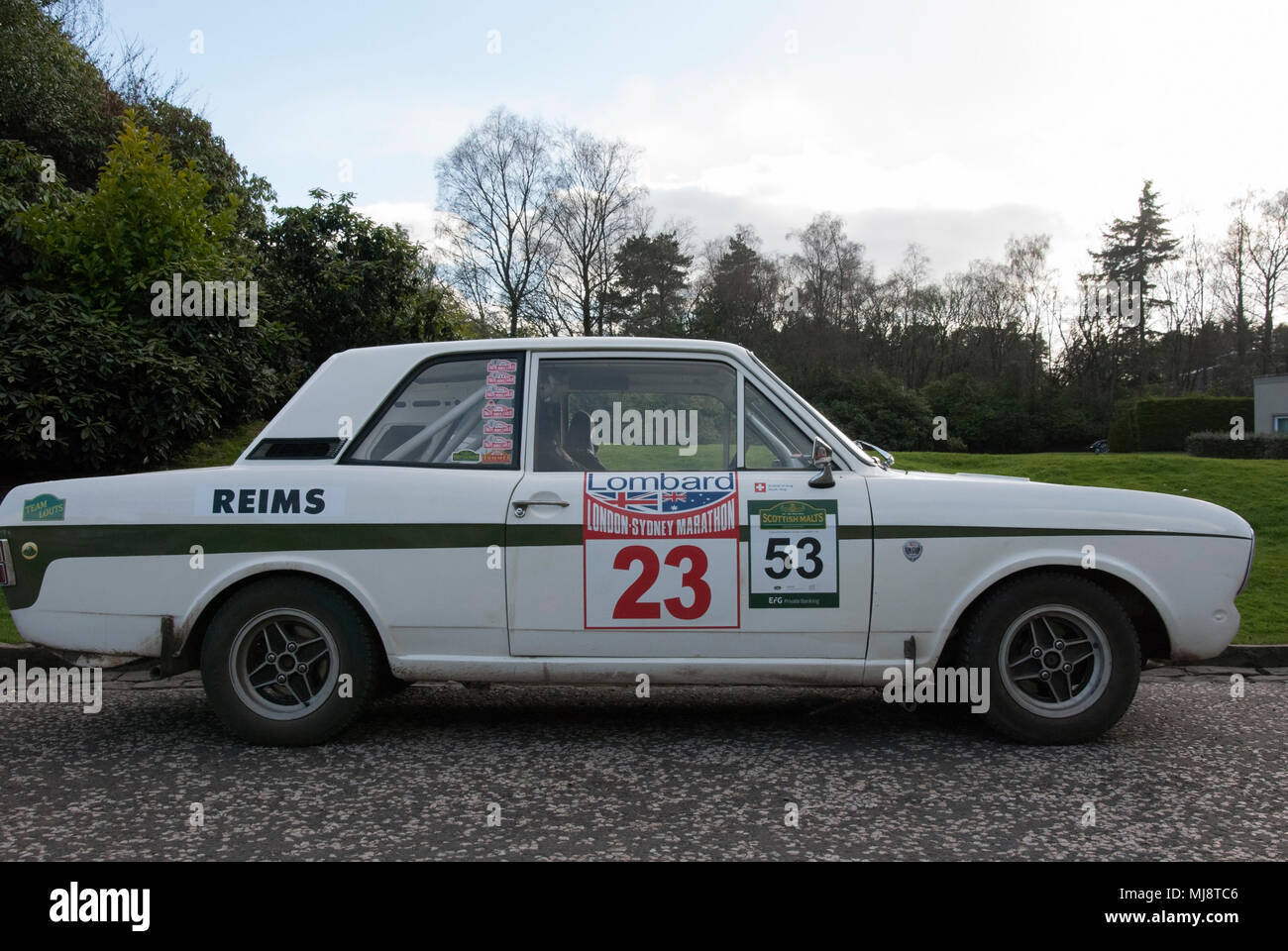 1967 Ford Cortina Lotus Blanc Mk II berline sport pilotes hors-jeu main droite vue de côté avec une bande verte blanc 1967 Ford Cortina Lotus Mark 2 c Banque D'Images