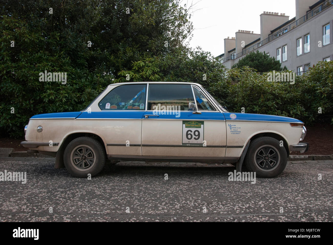 1972 BMW 1602 blanc et bleu Sports Car les passagers de droite vue de côté 1972 BMW 1602 blanc et bleu rallye allemand classique préparée à gauche Banque D'Images