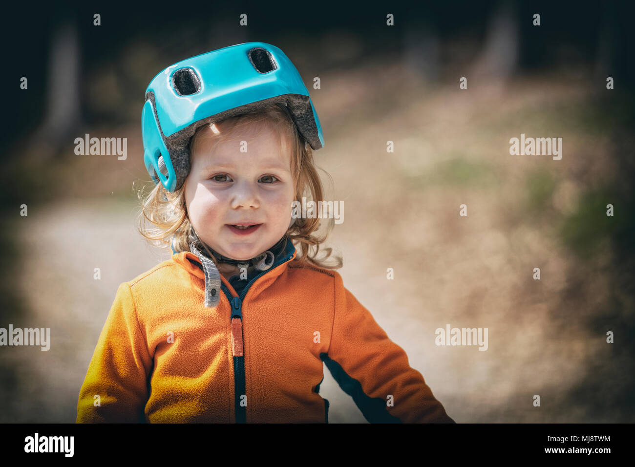 Offemale portrait enfant avec casque de vélo style lomo photo Banque D'Images