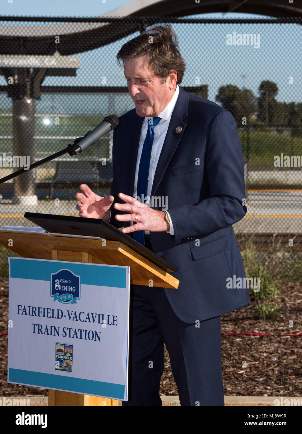 Fairfield-Vacaville train Station est un projet régional de train de banlieue desservant le comté de Solano et fournissant un accès de transport en commun à la base aérienne Travis et à la région de la baie. L'image d'archives documente une adresse officielle prononcée lors de l'inauguration de la station le 19 avril 2018. Banque D'Images