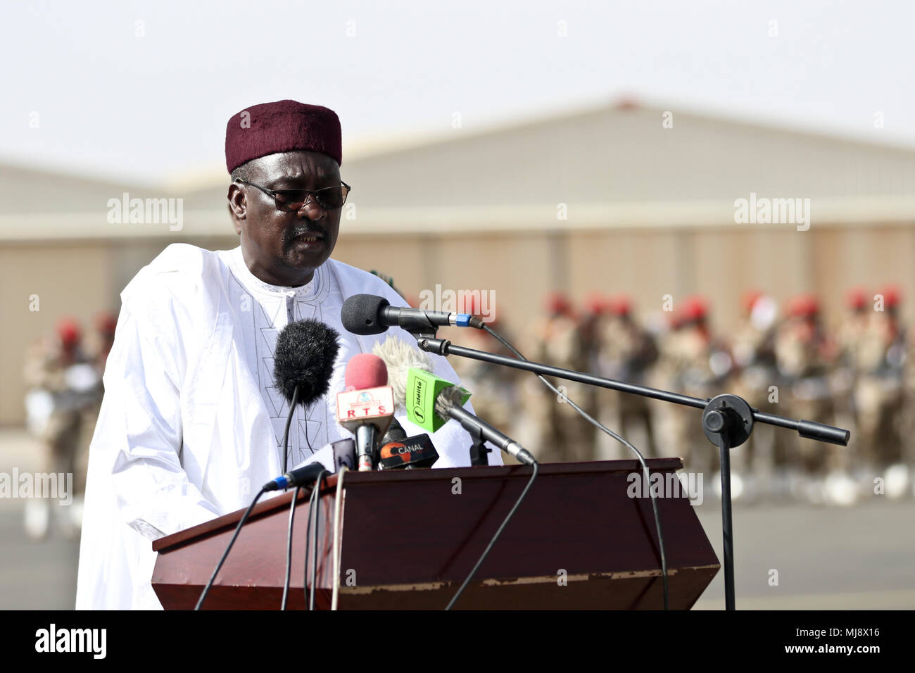 Moutari Kalla, Ministre nigérien de la Défense, prend la parole lors de la cérémonie de clôture Flintlock 2018 à Niamey, Niger, 20 avril 2018. Environ 1 900 militaires de plus de 20 pays d'Afrique de l'ouest et les pays partenaires participant au fusil à silex de 2018 à plusieurs endroits au Niger, au Burkina Faso et au Sénégal. (U.S. Photo de l'armée par le Sgt. Heather Doppke/79e Commandement de soutien du théâtre) Banque D'Images