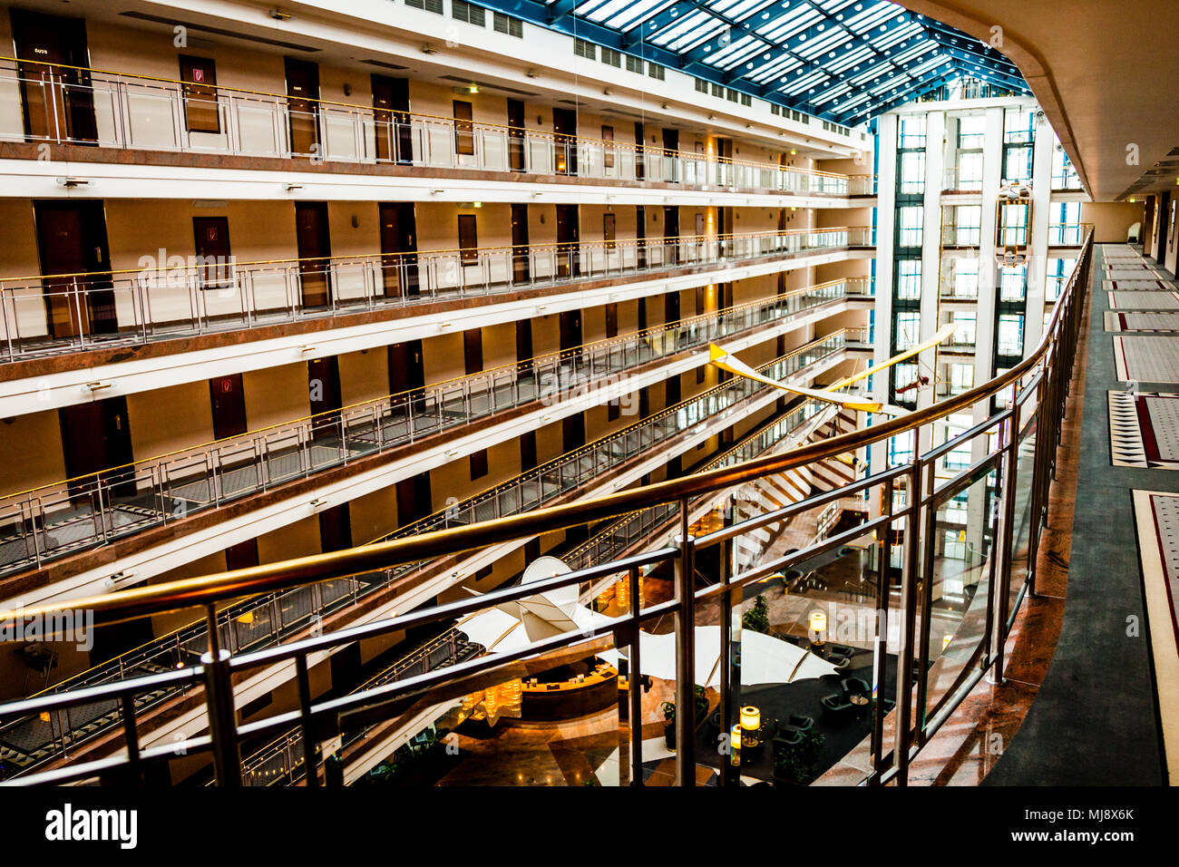 L'énorme atrium à l'intérieur de la Maritime Airport Hotel Hannover, Hanovre, Allemagne Banque D'Images