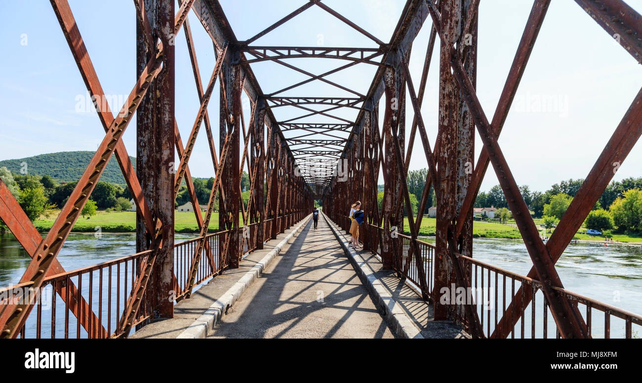 Le Pont du Garrit est un pont historique, enjambant la rivière Dordogne près de St Cyprien, Périgord Noir, France Banque D'Images