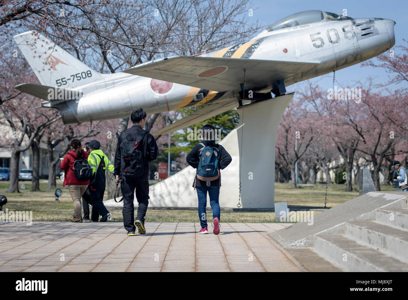 Les sections locales japonais participant à Misawa City's monthly Tour amitié a reçu une première visite avec la Pacific Air Forces' F-16 de l'équipe de démonstration avec le pare-brise régulièrement visite à Misawa Air Base, Japon, le 19 avril 2018. La visite d'amitié, que l'on appelait auparavant le Tour Vendredi, les membres de la communauté japonaise offre une occasion de faire l'expérience de missions opérationnelles Misawa Équipe de première main. La ville de Misawa et Misawa Air Base a commencé la visite il y a près de 20 ans et continuer à travailler ensemble pour embrasser leur devise commune, "Co-existence et de la prospérité." (U.S. Photo de l'Armée de l'air par tec Banque D'Images