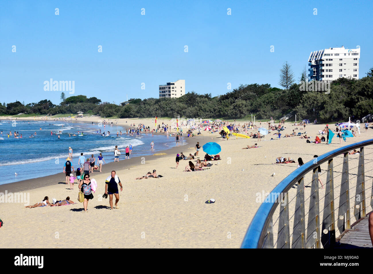 Des foules de gens avec sa plage de Mooloolaba dans le Queensland en Australie Banque D'Images